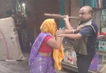 धनबाद में सफाईकर्मी पर मानवता शर्मसार