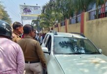 मिशन चौक पर चलते कार में लगी आग
