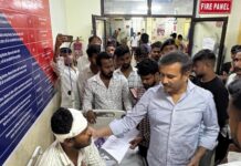 रिम्स में घायल छात्र नेता बबलू महतो से मिलने पहुंचे सुदेश महतो