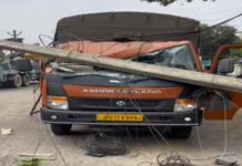 खड़े CRPF ट्रक पर गिरा बिजली पोल, रांची HEC में हादसा