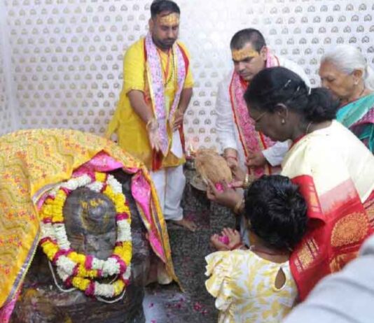 भक्ति में लीन मथुरा दौरे पर गोवर्धन पहुंचीं राष्ट्रपति मुर्मू