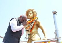 उलिहातू पहुंच उपराष्ट्रपति ने दिया बिरसा मुंडा को नमन