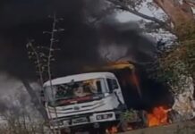 रांची के सिलाई में चलती बॉक्साइट ट्रक में लगी आग