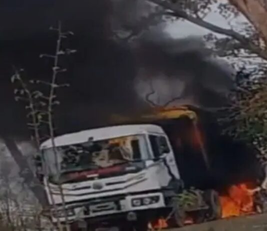 रांची के सिलाई में चलती बॉक्साइट ट्रक में लगी आग