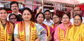महाराष्ट्र दौरे पर सिद्धिविनायक मंदिर पहुंचीं कल्पना सोरेन