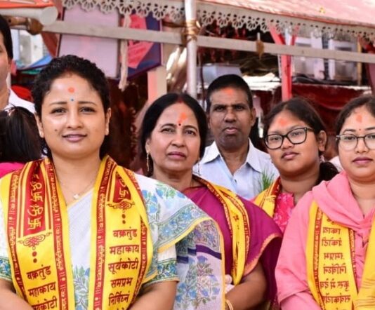 महाराष्ट्र दौरे पर सिद्धिविनायक मंदिर पहुंचीं कल्पना सोरेन