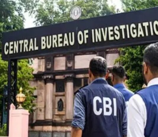 50 हजार की घूस लेते रेलवे इंजीनियर गिरफ्तार, घर से 77 लाख बरामद
