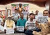 चरखे के बीच कर्मियों का दर्द, खादी बोर्ड के आउटसोर्स कर्मियों का अनिश्चितकालीन धरना