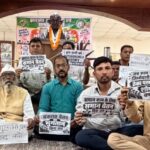 चरखे के बीच कर्मियों का दर्द, खादी बोर्ड के आउटसोर्स कर्मियों का अनिश्चितकालीन धरना