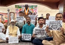 चरखे के बीच कर्मियों का दर्द, खादी बोर्ड के आउटसोर्स कर्मियों का अनिश्चितकालीन धरना