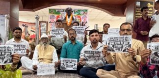 चरखे के बीच कर्मियों का दर्द, खादी बोर्ड के आउटसोर्स कर्मियों का अनिश्चितकालीन धरना