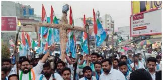 अल्बर्ट एक्का चौक पर CEC का पुतला दहन, इस्तीफे की मांग