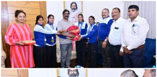 एशियन गेम्स की गोल्डन बेटियों से मिले CM हेमंत, मिठाई खिलाकर जताई खुशी