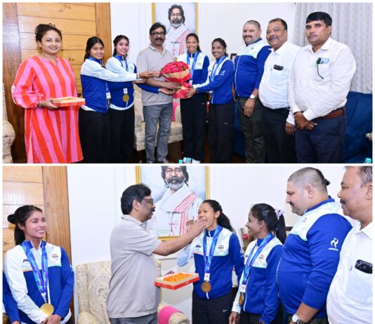 एशियन गेम्स की गोल्डन बेटियों से मिले CM हेमंत, मिठाई खिलाकर जताई खुशी
