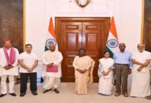 राष्ट्रपति भवन पहुंचा INDIA गठबंधन, EVM हटाने और बैलेट पेपर से चुनाव की मांग