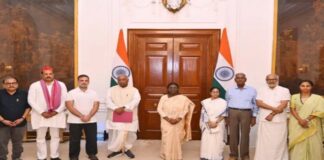 राष्ट्रपति भवन पहुंचा INDIA गठबंधन, EVM हटाने और बैलेट पेपर से चुनाव की मांग