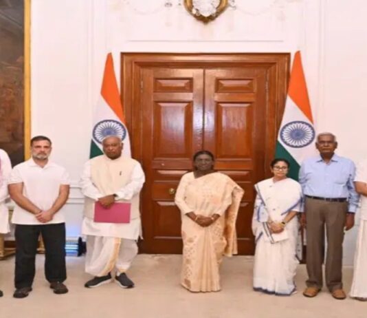 राष्ट्रपति भवन पहुंचा INDIA गठबंधन, EVM हटाने और बैलेट पेपर से चुनाव की मांग